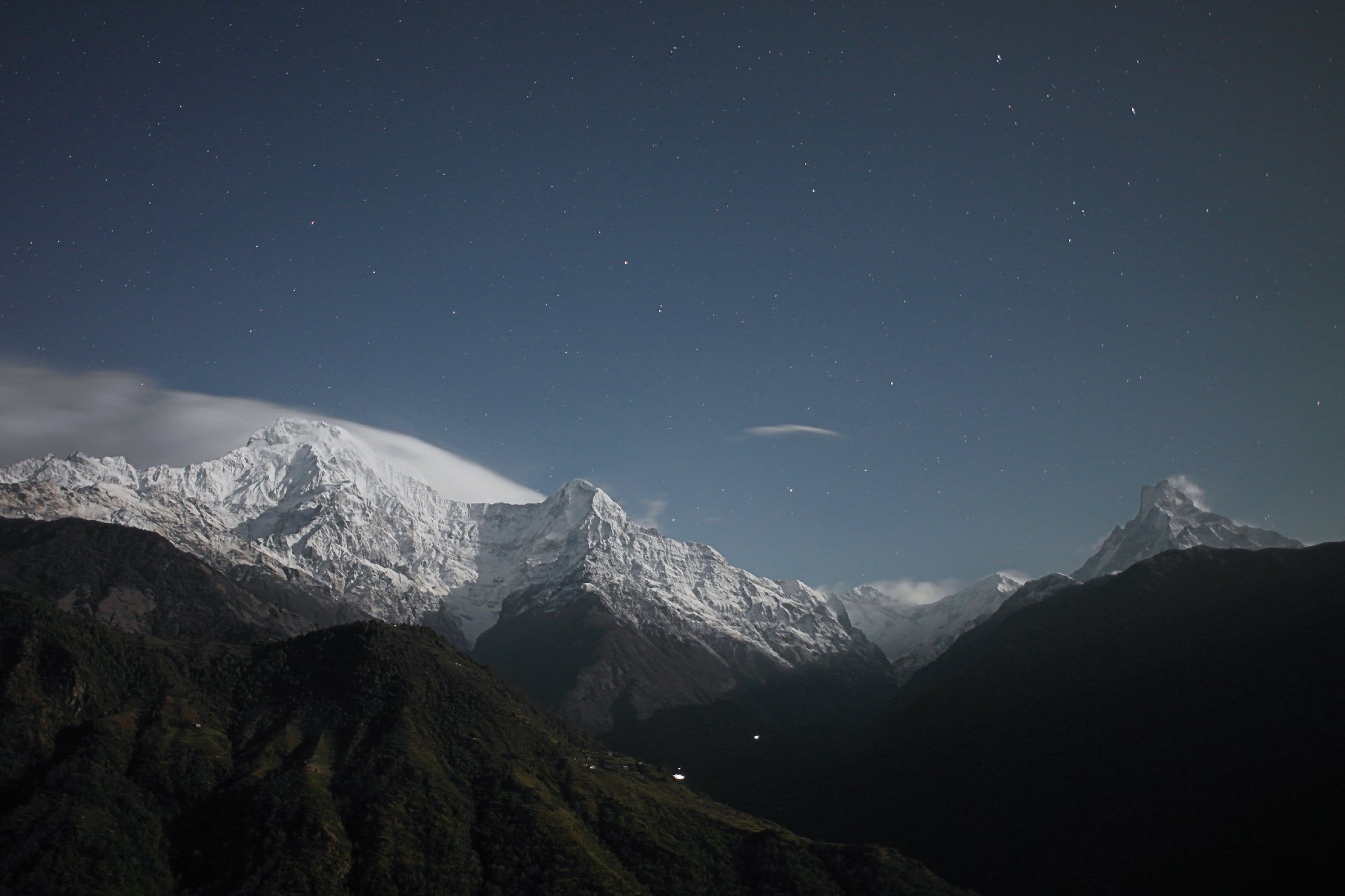 Montagne innevate dell’Himalaya sotto un cielo stellato notturno, paesaggio di alta quota.