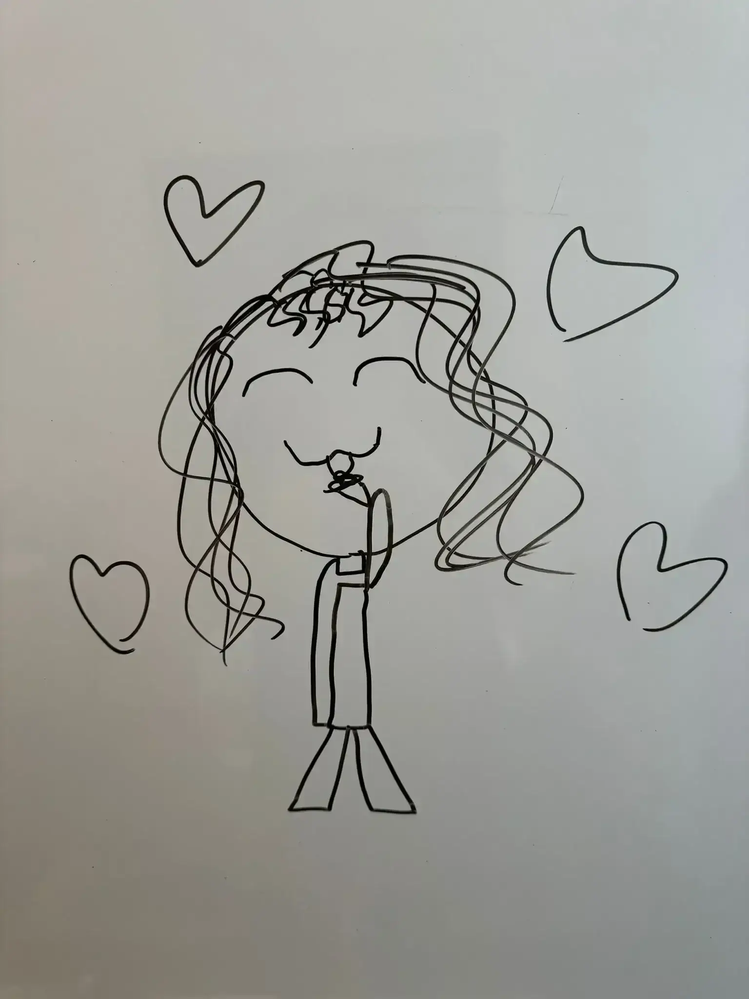 Linee di disegno di una donna felice con capelli ondulati, circondata da cuori, rappresenta un'illustrazione artistica e creativa. Perfetta per contenuti che promuovono sentimenti positivi e benessere.